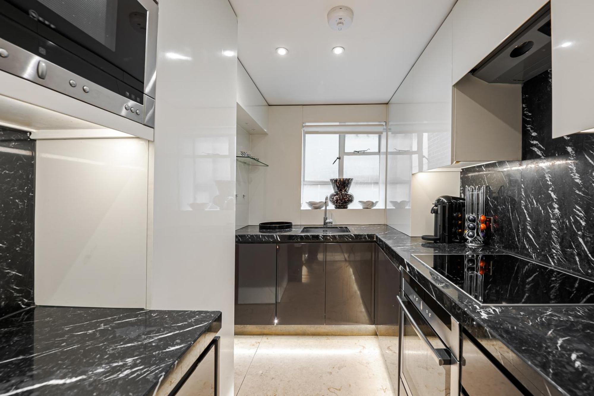 Modern Knightsbridge Apartment With Balcony Overlooking Harrods Prime Location London Exterior photo