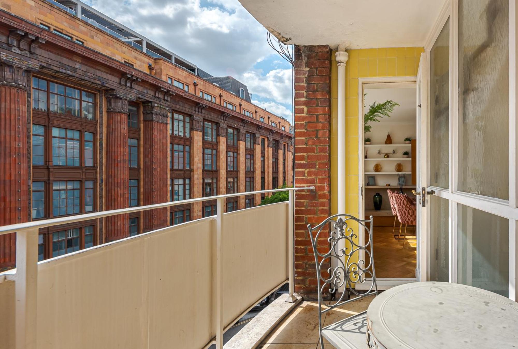 Modern Knightsbridge Apartment With Balcony Overlooking Harrods Prime Location London Exterior photo