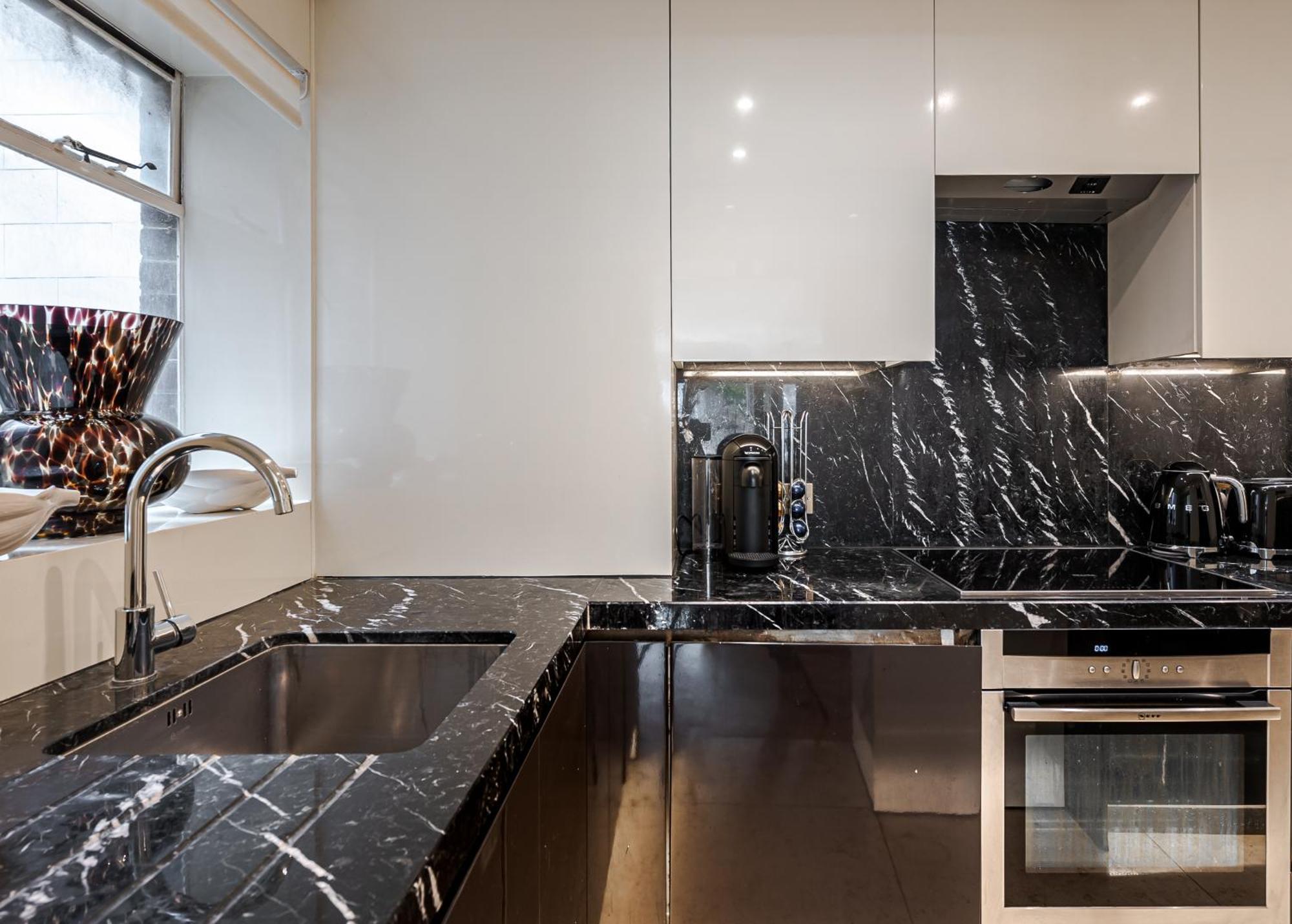 Modern Knightsbridge Apartment With Balcony Overlooking Harrods Prime Location London Exterior photo