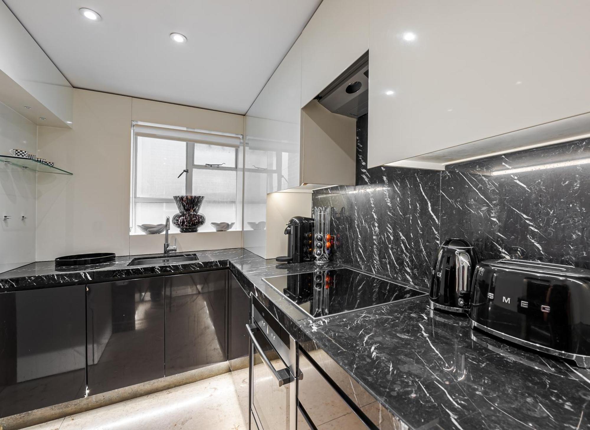 Modern Knightsbridge Apartment With Balcony Overlooking Harrods Prime Location London Exterior photo